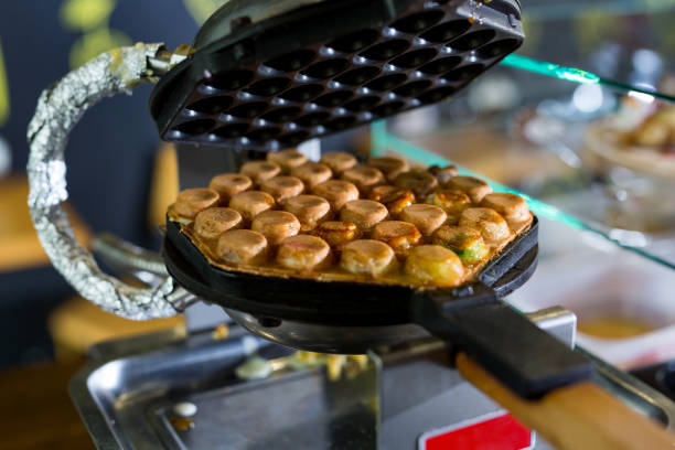 maschinell hergestellte blasenwaffel im geschäft, hong kong bubble waffel - waffle syrup pouring breakfast stock-fotos und bilder