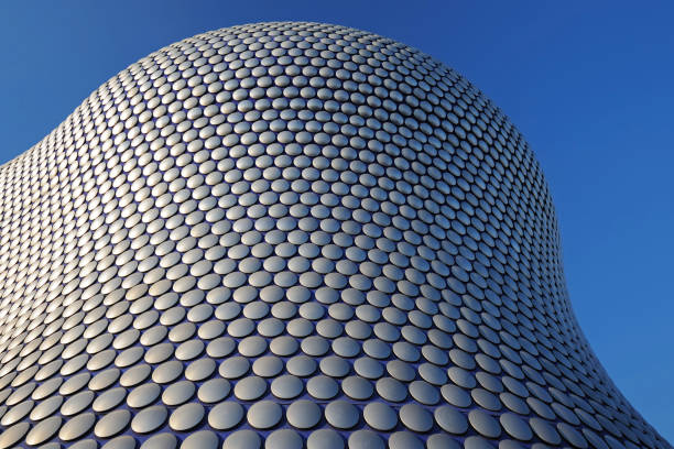 Spectacular views of the big façade of the building.