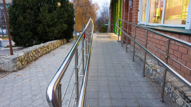 Wheelchair ramp at the entrance to the store Sidewalks and wheelchair ramps at the entrance to the store during the day pebble driveway stock pictures, royalty-free photos & images