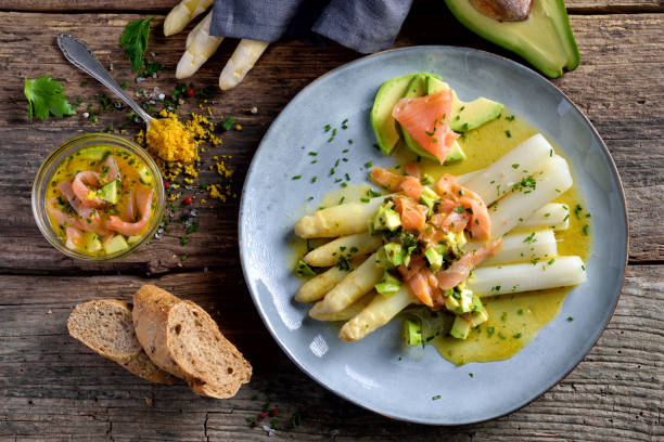 white asparagus with salmon and avocado sauce - tartar sauce imagens e fotografias de stock