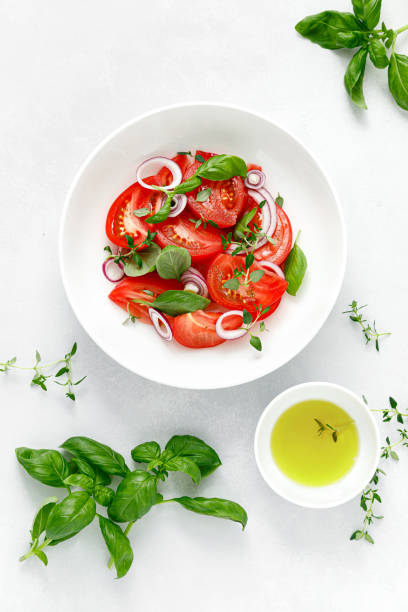 ensalada con tomates rojos maduros, albahaca y aceite de oliva, vista superior - mediterranean cuisine salad olive oil tomato salad fotografías e imágenes de stock