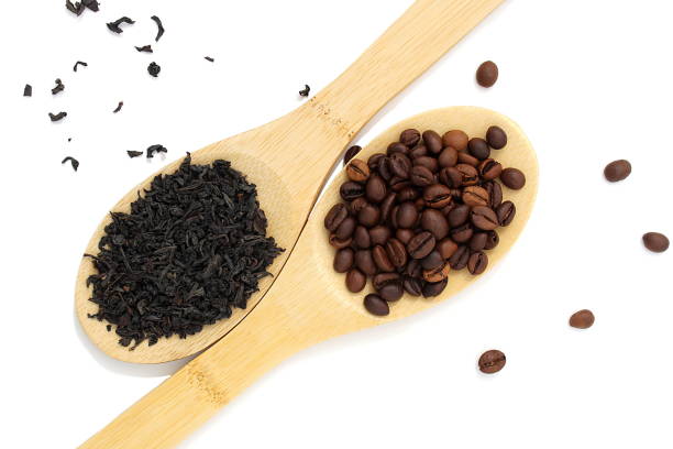 차와 커피는 나무 숟가락에 있습니다. - bean coffee bean heap white 뉴스 사진 이미지