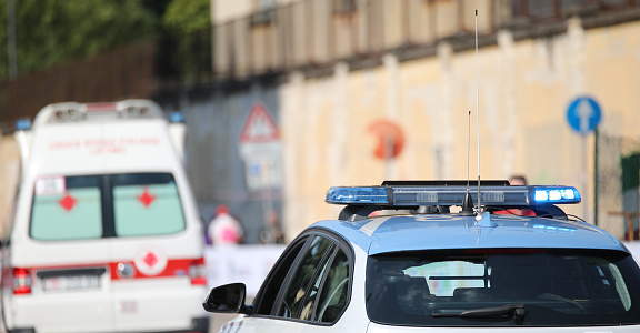 coche de policía con luces azules intermitentes mientras escoltaba a una ambulancia para ir al hospital photo