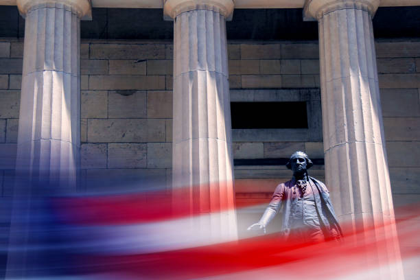 statua di george washington e bandiera americana a wall street manhattan - wall street finance stock market power foto e immagini stock
