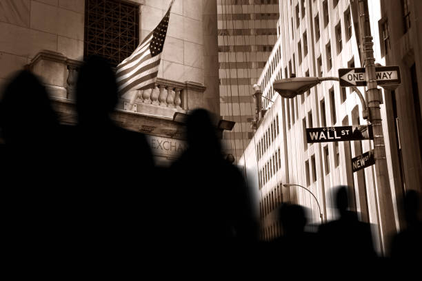 ludzie na ruchliwej wall street na manhattanie - wall street new york stock exchange stock exchange street zdjęcia i obrazy z banku zdjęć