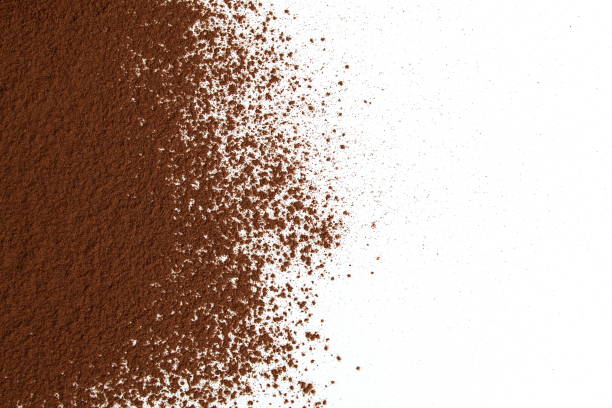 el cacao disperso se encuentra sobre un fondo blanco con espacio para el texto. - polvo de cacao fotografías e imágenes de stock