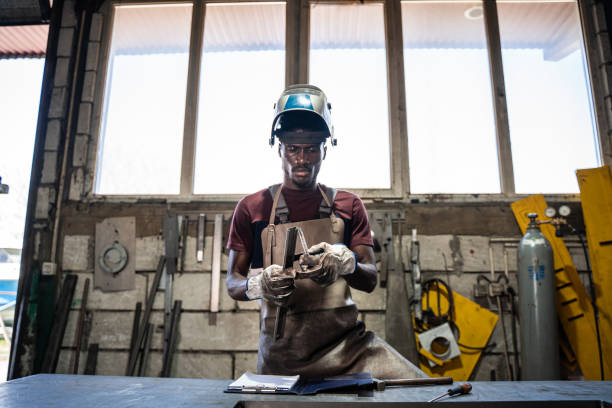 soldador afro-americano - protective glove machinist human hand african descent - fotografias e filmes do acervo