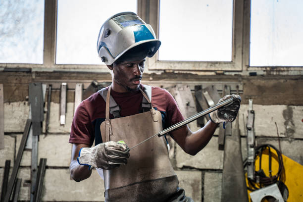 afro american welder - protective glove machinist human hand african descent imagens e fotografias de stock