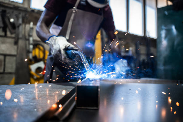 afro amerikanischer schweißer - welder manual worker african descent steel worker stock-fotos und bilder