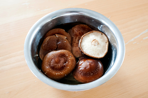 dried shiitake, soak dried Shiitake mushrooms in water