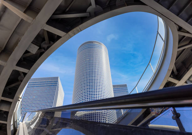 israele, lo skyline del quartiere finanziario degli affari di tel aviv comprende centri commerciali e uffici ad alta tecnologia - aviv foto e immagini stock