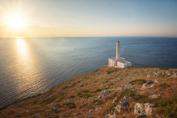 aufgehende sonne am leuchtturm punta palascìa, otranto, italien, im morgengrauen - horizontal orientation flash stock-fotos und bilder