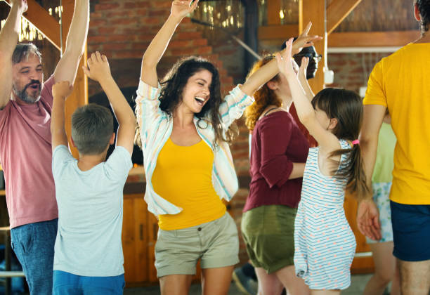 週末のハウスパーティーで踊る家族。 - child dancing ethnic outdoors ストックフォトと画像