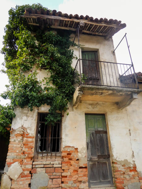 istock Abandoned house ruined 1391788874
