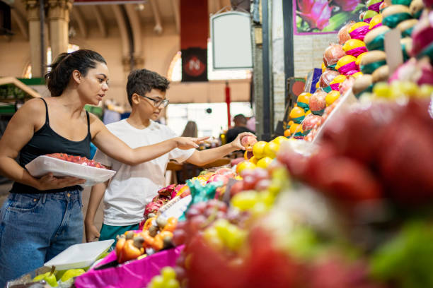 mother and son buying fruits at the municipal market - market fruit strawberry farmers market imagens e fotografias de stock