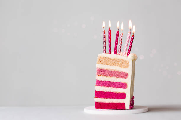 tranche de gâteau d’anniversaire rose ombre avec bougies - part de gâteau photos et images de collection