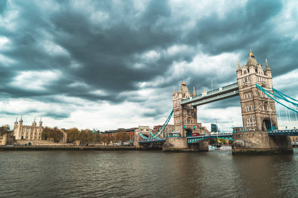 tower bridge en un día nublado en londres - london england thames river storm rain fotografías e imágenes de stock
