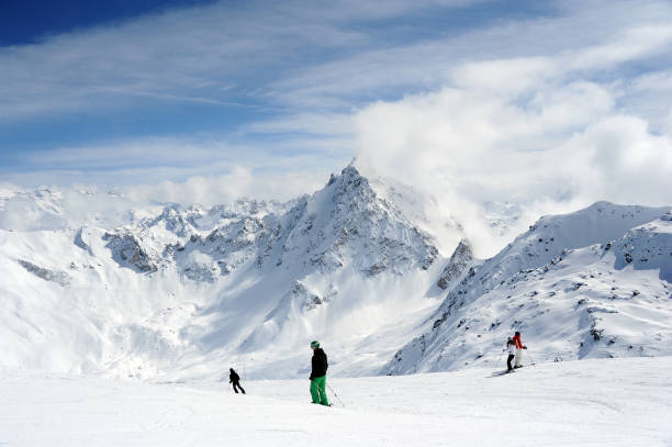 pessoas esquiando nas pistas de esqui dos alpes franceses - mont blanc ski slope european alps mountain range - fotografias e filmes do acervo
