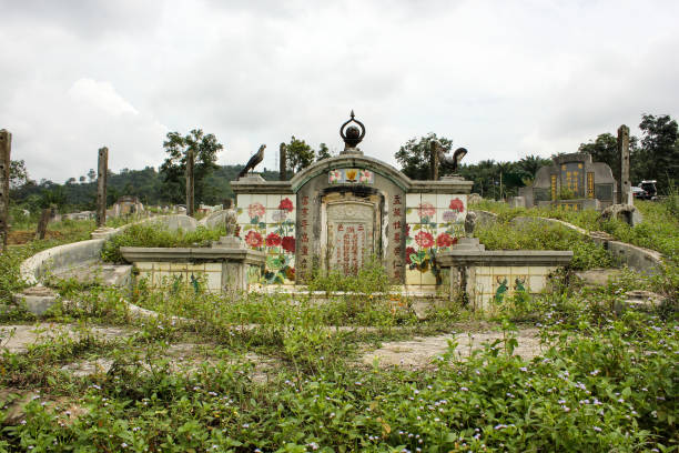 un ancien cimetière chinois - pusing photos et images de collection