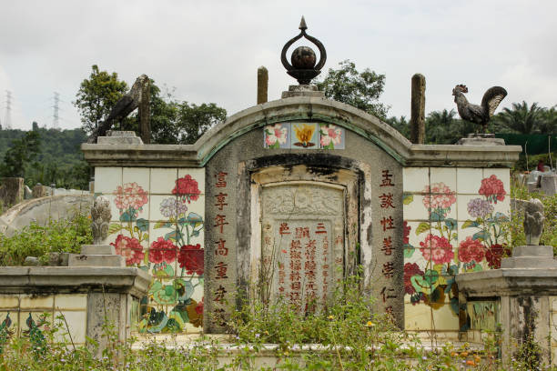 a beautiful vintage tombstone at a chinese graveyard - pusing imagens e fotografias de stock