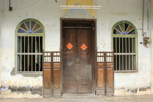 the facade of an old vintage house - pusing imagens e fotografias de stock