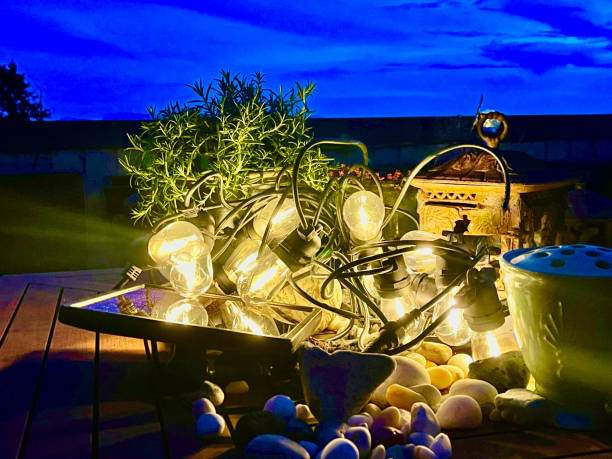 oświetlenie patio zasilane energią słoneczną - formal garden ornamental garden lighting equipment night zdjęcia i obrazy z banku zdjęć
