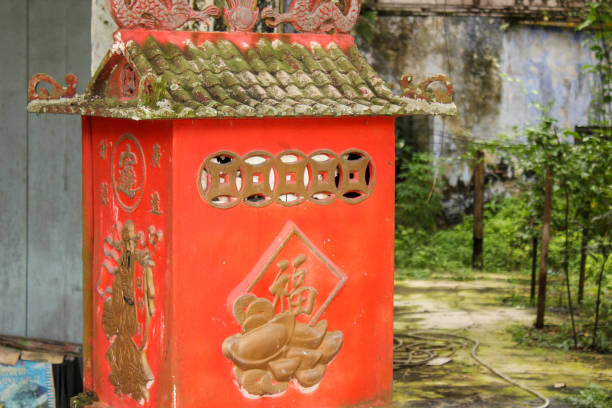 an old red spirit house with vintage carvings - pusing imagens e fotografias de stock