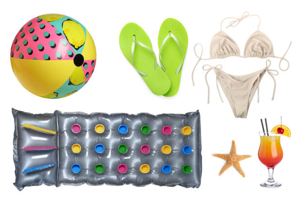 set mit buntem strandball und anderen accessoires auf weißem hintergrund - salzwasser sandalen stock-fotos und bilder