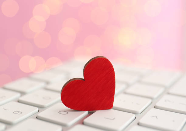 コンピュータのキーボードに赤い木製のハート、クローズアップ。オンラインデート - sex object ストックフォトと画像
