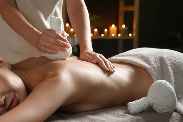 młoda kobieta otrzymująca masaż torbą ziołową w salonie spa, zbliżenie - alternative medicine massaging spa treatment back zdjęcia i obrazy z banku zdjęć