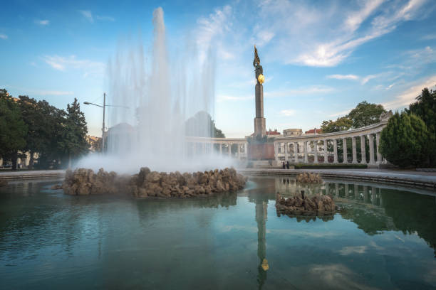 fuente hochstrahlbrunnen y memorial de guerra soviético - diseñado por s.g. yakovlev y presentado en 1945 - viena, austria - colonnade column architecture austria fotografías e imágenes de stock