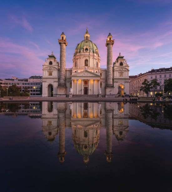 karlskirche (chiesa di san carlo) al tramonto - vienna, austria - karlsplatz foto e immagini stock