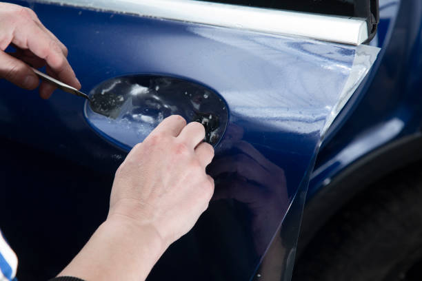istock Installing a protective film on the car. 1391820032