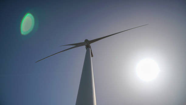 generatori aerei che producono elettricità con la forza del vento - concetto di energia verde e pulita - turbina a vento ad asse verticale foto e immagini stock