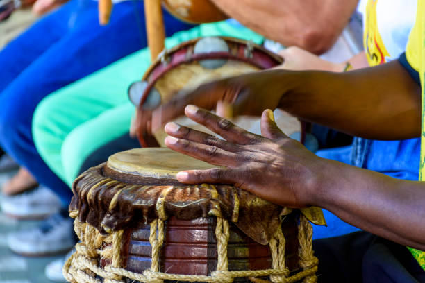 instrument de percussion appelé atabaque - ethnic music photos et images de collection