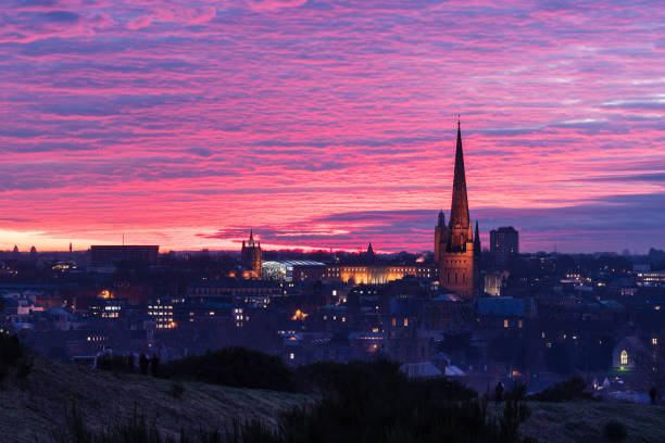 abendliche skyline von norwich city mit rosa wolkendecke - east anglia fotos stock-fotos und bilder