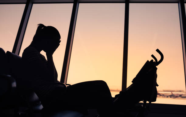 femme stressée à l’aéroport. - airport security staff photos et images de collection