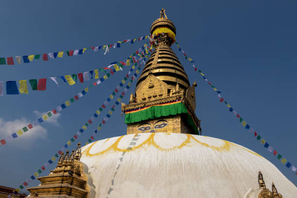 swayambhunath, también conocido como monkey temple se encuentra en el corazón de katmandú, nepal - swayambhunath fotografías e imágenes de stock