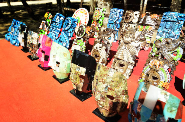 masques mayas. chichen itza mexique, masques, marché de souvenirs mexicain - north american tribal culture photography color image horizontal photos et images de collection