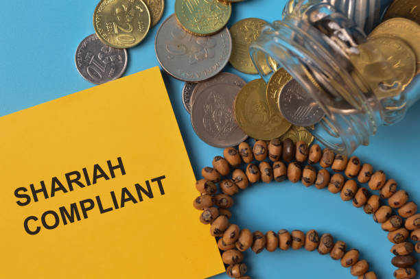 top view of coins, rosary beads and memo note written with shariah compliant. - sharia imagens e fotografias de stock