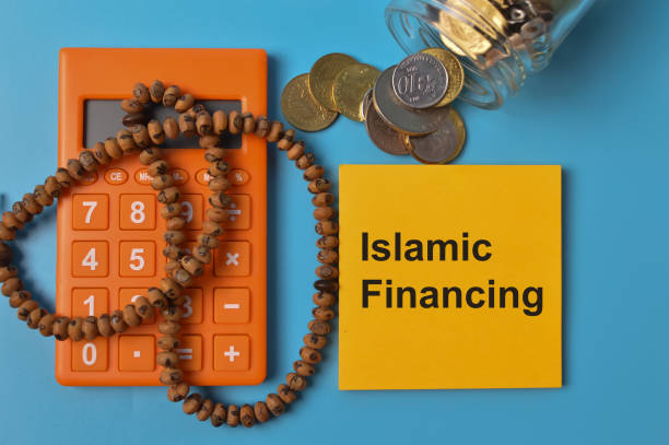 vista superior de monedas, calculadora, cuentas de rosario y nota de memo escrita con financiamiento islámico - sharia fotografías e imágenes de stock
