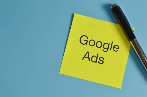 google adsで書かれたペンとメモメモのトップビュー。 - google ads ストックフォトと画像