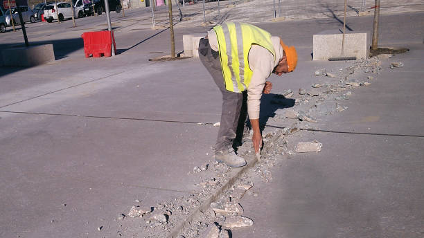 operaio edile stradale, muratore, - construction safety mid adult men road construction foto e immagini stock