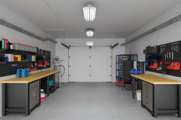 modernes leeres garageninterieur mit arbeitsgeräten und werkzeugen - garage stock-fotos und bilder