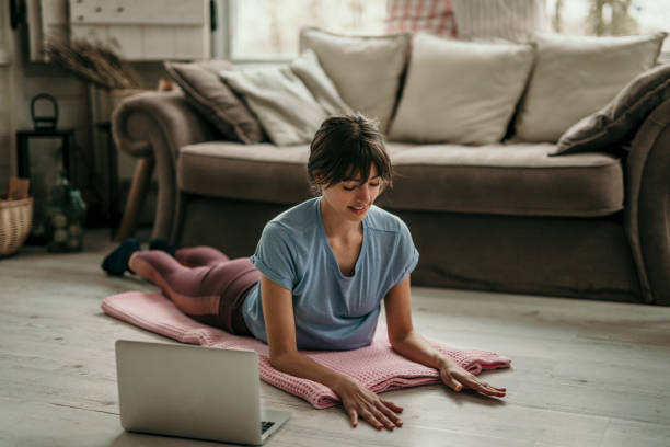 istock Yoga online 1391878395