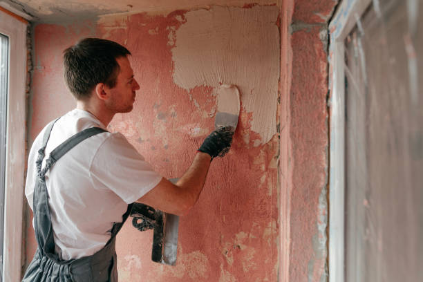 istock Worker applying putty mortar on the balcony wall 1391897377