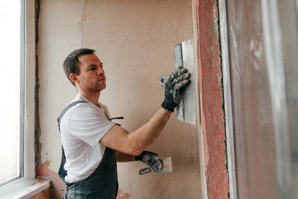 istock Worker applying putty mortar on the balcony wall 1391897405