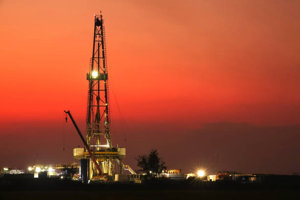 plataforma de perforación petrolera en el campo - oil industry drill tower place of work fotografías e imágenes de stock