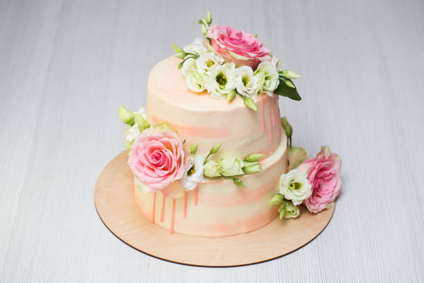istock Tiered cake with fresh flowers and macaroons. 1391912785