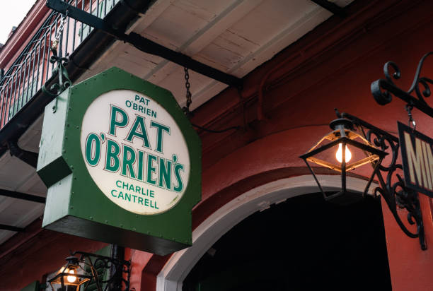 cartel de entrada al bar y restaurante pat o'brien's en nueva orleans - hurricane cocktail fotografías e imágenes de stock